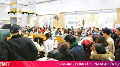 Dengan harga emas mendekati 18 juta VND per tael, orang-orang mengantre sejak pagi di depan toko-toko di Ha Tinh.