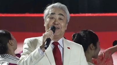 El artista popular Quang Thọ conmovió al público con su actuación en 'Construyendo una nación con dos manos'.