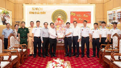 លោក ហូ វ៉ាន់មុង ប្រធានគណៈកម្មាធិការប្រជាជនខេត្តអានយ៉ាង អញ្ជើញទៅសួរសុខទុក្ខ និងជូនពរឆ្នាំថ្មីនៅតំបន់សេដ្ឋកិច្ចពិសេសភូក្វឹក។