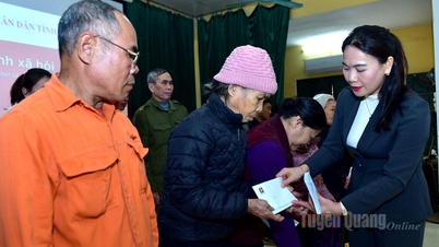 A Sra. Nong Thi Bich Hue, Secretária Adjunta Permanente do Comitê Provincial do Partido Popular, entregou presentes do Tet (Ano Novo Lunar) a famílias carentes com direito a políticas preferenciais nos distritos de Yen Nguyen, Binh Xa e Thai Son.