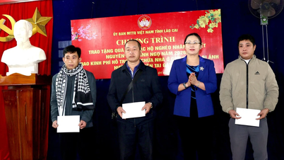 นางเจียง ถิ ดุง รองเลขาธิการพรรคประจำจังหวัด มอบของขวัญวันตรุษจีนในตำบลฮอปแทง
