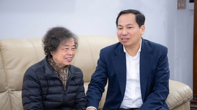 Nationalförsamlingens generalsekreterare och chef för nationalförsamlingens kansli, Le Quang Manh, besökte och framförde nyårshälsningar till familjen till den avlidne chefen för nationalförsamlingens kansli, Vu Mao.
