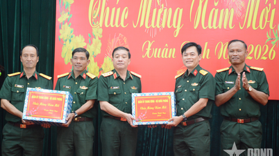 នាយឧត្តមសេនីយ៍ ទ្រឿងធៀនតូ អញ្ជើញទៅសួរសុខទុក្ខ ត្រួតពិនិត្យ និងជូនពរឆ្នាំថ្មីដល់អង្គភាពមួយចំនួននៅភាគខាងត្បូង។