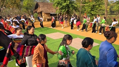 Culorile primăverii converg la Satul Cultural și Turistic al Grupurilor Etnice din Vietnam.