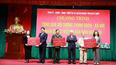 Permanent Vice Chairman of the National Assembly Do Van Chien presents gifts to families entitled to preferential policies and those in difficult circumstances in Bac Ninh province.