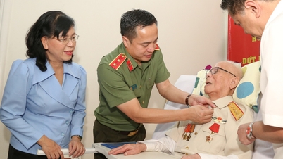 Trung tướng Mai Hoàng trao Huy hiệu 80 năm tuổi Đảng cho Đại tá Lê Hãn