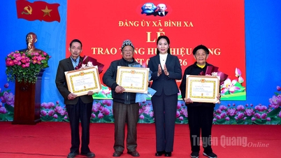 A Sra. Nong Thi Bich Hue, Secretária Adjunta Permanente do Comitê Provincial do Partido do Comitê Popular, participou da Cerimônia de Entrega de Distintivos do Partido na sede do Comitê do Partido da Comuna de Binh Xa.