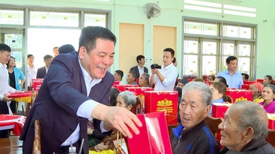 Deputy Secretary of the National Assembly Party Committee Nguyen Hong Dien visits and presents Tet gifts to people in Gia Lai province.