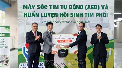 Donerer helsehjelpemidler til passasjerer på jernbanelinjen Cat Linh - Ha Dong.