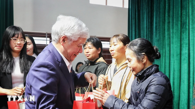 Wiceprzewodniczący Zgromadzenia Narodowego Do Van Chien wręcza prezenty rodzinom korzystającym z preferencyjnego traktowania i ubogim gospodarstwom domowym w Bac Ninh.