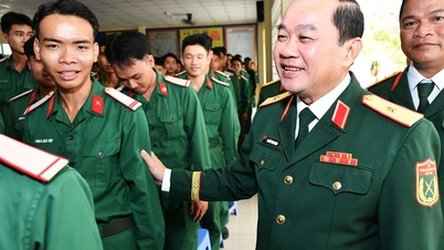 The 893rd Regiment bids farewell to soldiers who have completed their military service.
