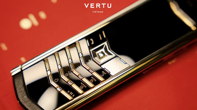 ទូរស័ព្ទ Vertu Signature ដ៏ល្បីល្បាញធ្វើពីមាសសុទ្ធ។
