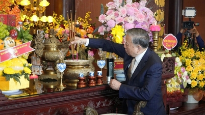 Le secrétaire général To Lam se rend au village de Lang Sen et offre de l'encens au président Hô Chi Minh.