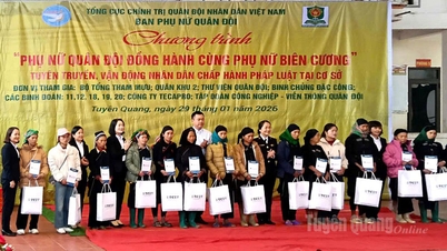 Ban Phụ nữ Quân đội trao quà tại Xín Mần