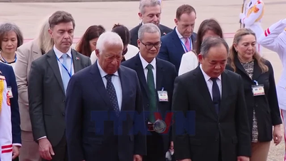 Przewodniczący Rady Europejskiej odwiedza Mauzoleum Prezydenta Ho Chi Minha.