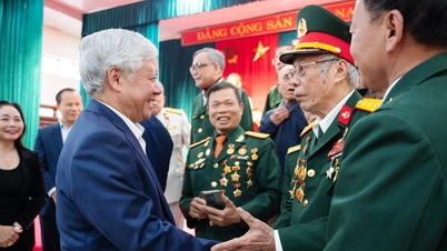 Il vicepresidente permanente dell'Assemblea nazionale, Do Van Chien, consegna doni alle famiglie che beneficiano di politiche preferenziali e alle persone in difficoltà nella provincia di Bac Ninh.