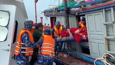 ลูกเรือคนหนึ่งที่เท้าขาดกลางทะเลได้รับการช่วยเหลืออย่างปลอดภัยแล้ว