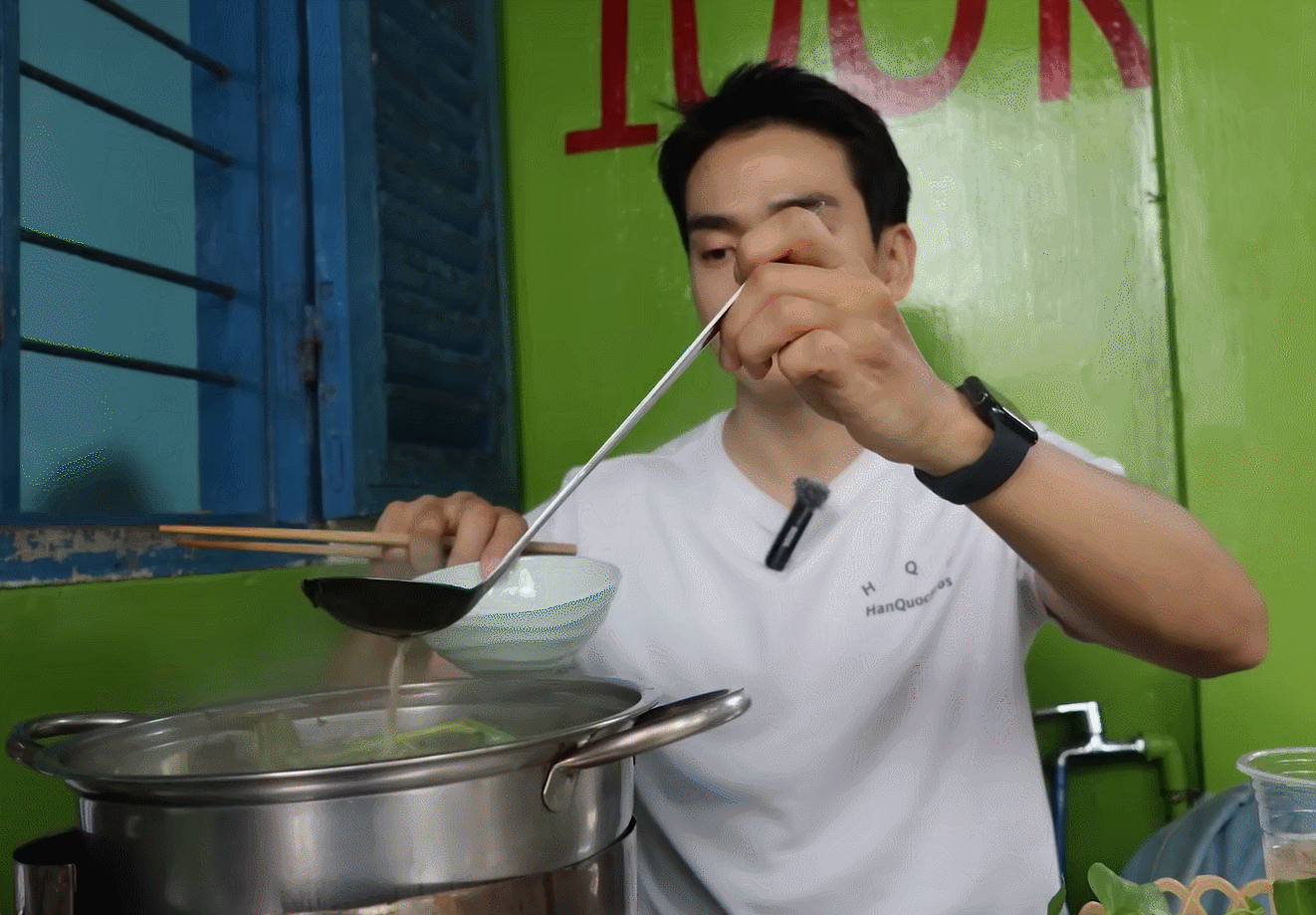 អ្នកទេសចរកូរ៉េចូលទៅក្នុងផ្លូវតូចមួយក្នុងទីក្រុងហូជីមិញ ដើម្បីរីករាយជាមួយម្ហូបពិសេសឆ្នាំងក្តៅក្នុងស្រុកក្នុងតម្លៃ 100,000 ដុងក្នុងមួយឆ្នាំង។