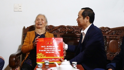 ທ່ານ ຫງວຽນຊວນເຮືອງ ຮອງປະທານສະພາປະຊາຊົນແຂວງ ໄປຢ້ຽມຢາມ ແລະ ມອບຂອງຂວັນໃຫ້ແກ່ຜູ້ທີ່ມີຜົນງານດີເດັ່ນໃນໂອກາດປີໃໝ່ຈີນ 2026 (ປີມ້າ).