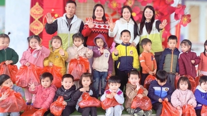 GNI spendete 388 Paar Schuhe an Schüler in benachteiligten Gebieten von Tuyen Quang.