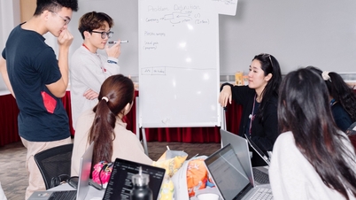How will the "hands-on" training program promising a salary of 50 million VND/month recruit students?