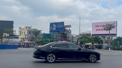Dismantling and relocating billboards to make way for the construction of the Nguyen Trai bridge.