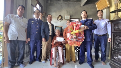 Besuch und Überreichen von Tet-Geschenken an vietnamesische Heldinnenmütter