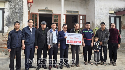 Trao tiền hỗ trợ nạn nhân da cam có hoàn cảnh khó khăn