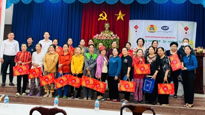 CEP Duc Hoa는 Hau Nghia 면의 어려운 사람들에게 설날 선물을 나눠주고 있습니다.