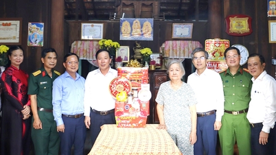 Nguyen Van Ut, a Tartományi Népi Bizottság elnöke meglátogatja és újévi köszöntőt küld a vietnami hősies anyáknak.