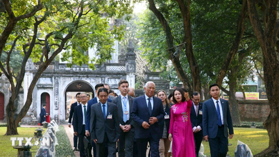 The President of the European Council visits the Temple of Literature and the Metro Line 3.