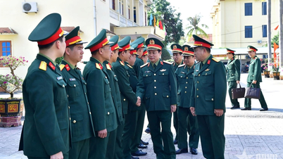 General Do Xuan Tung inspiziert die Einheiten im Militärbezirk 4 und übermittelt ihnen Neujahrsgrüße.