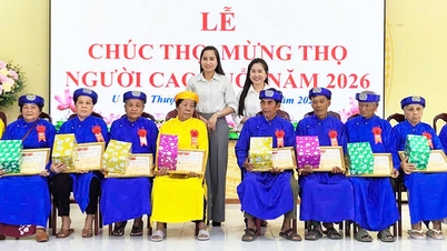 The People's Committee of U Minh Thuong commune celebrates the birthdays of 130 elderly people.
