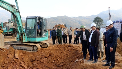 Pengerusi Jawatankuasa Rakyat Wilayah Phan Huy Ngoc telah memeriksa kemajuan pembinaan Sekolah Berasrama Rendah dan Menengah Antara Peringkat Pà Vầy Sủ.