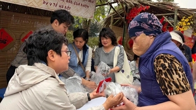 ຄົນເຈັບກຳລັງຄຶກຄື້ນຢູ່ຕະຫຼາດເຕັດທີ່ບໍ່ມີຄ່າໃຊ້ຈ່າຍ.
