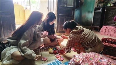 Mengekalkan kraf tradisional pembuatan patung Dewa Dapur di Hue.