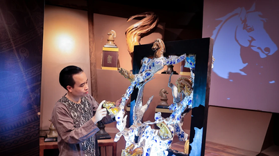 Bộ sưu tập Thiên Mã: Lời chúc Bính Ngọ "Viên mãn đại thành" của nghệ nhân điêu khắc ánh sáng