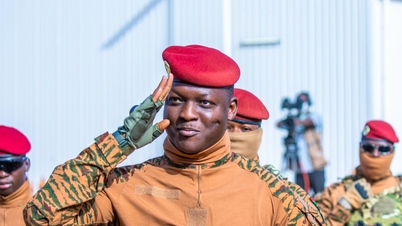 El gobierno militar de Burkina Faso disuelve todos los partidos políticos.