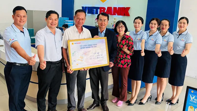 Vietbank Binh Thuy awarded the second prize to the winning customer in the "Stable Savings, Abundant Fortune" program.