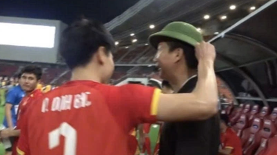 La imagen de Dinh Bac colocándole un casco de médula al entrenador Kim Sang-sik fue honrada y el equipo sub-22 de Vietnam logró una gran victoria.