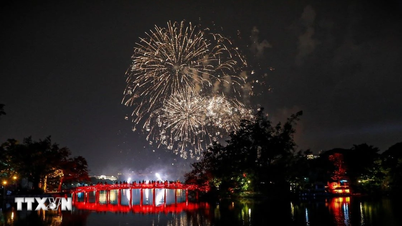 Hanoi organiseert op oudejaarsavond vuurwerkshows op 31 locaties met 32 ​​afvuurpunten.