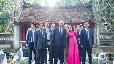 European Council President António Costa visits the Temple of Literature and the Hanoi Metro Line 3 project.