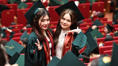 O școală oferă bonusuri de Anul Nou Lunar de 500.000 VND studenților care stau în cămine în timpul vacanței.