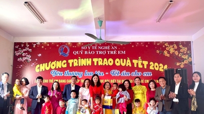 Presenting Tet gifts under the theme "Spreading Love - A Warm Tet for Children" at the Nghe An Provincial Children's Protection Fund.