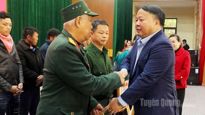 Pengerusi Jawatankuasa Rakyat Wilayah Phan Huy Ngoc melawat dan menyampaikan hadiah kepada penduduk komun Pa Vay Su, daerah Xin Man dan Pos Pengawal Sempadan Xin Man.