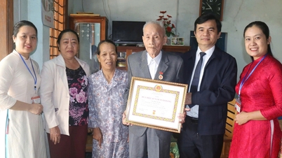 Pártjelvények átadása a Kim Tra negyed párttagjainak, 3/2. csoport