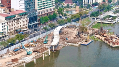 El puente peatonal de mil millones de dólares con forma de hoja de coco, que cruza el río Saigón, va tomando forma poco a poco.