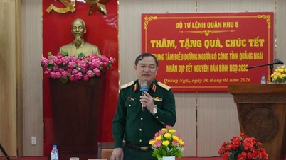 El Comando de la Región Militar 5 visitó, entregó regalos y extendió saludos de Año Nuevo al Centro de Rehabilitación para Veteranos de Guerra en la provincia de Quang Ngai con motivo del Año Nuevo Lunar del Caballo - 2026.