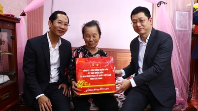ທ່ານ ເຈິ່ນຮຸຍເຟືອງ ຮອງເລຂາຄະນະພັກແຂວງ ຢ້ຽມຢາມ ແລະ ມອບຂອງຂວັນໃນໂອກາດບຸນປີໃໝ່ຈີນ.