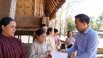 Quang Ngai: Tet gifts distributed to residents of 6 communes affected by floods.